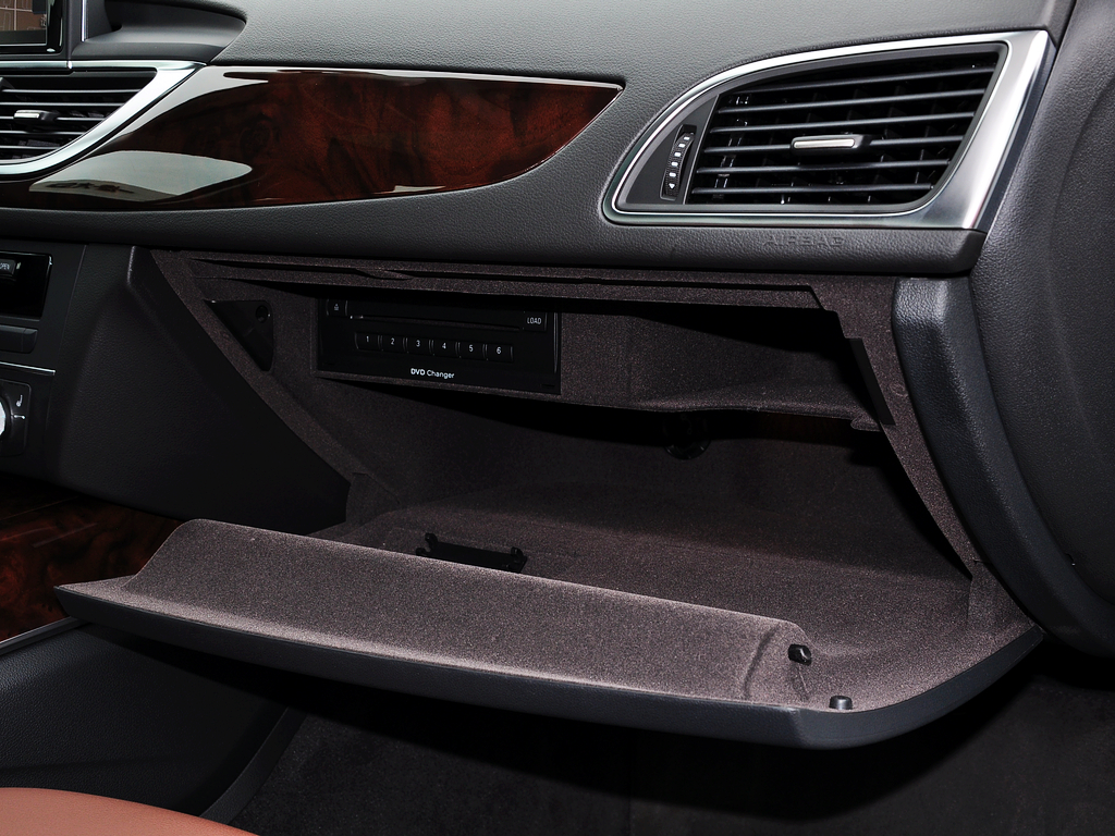 一汽奥迪  30 FSI 手套箱整体特写