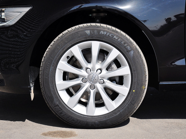 一汽奥迪  30 FSI 前轮整体照片