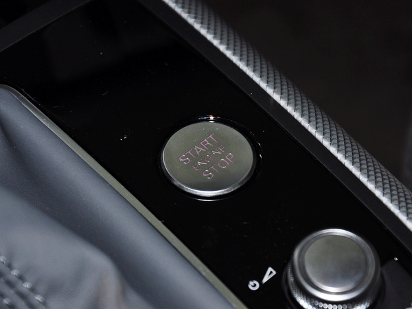 一汽奥迪  30 FSI 方向盘后方仪表盘