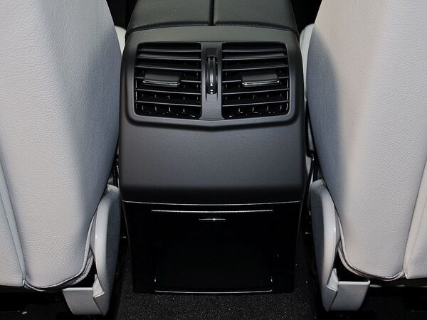 北京奔驰  改款E300L 3.0L 自动 前排座椅中央后方整体