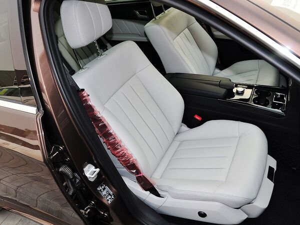 北京奔驰  改款E300L 3.0L 自动 副驾驶席座椅45度特写
