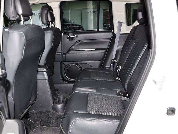 Jeep  改款 2.4L 自动 第二排座椅正视图