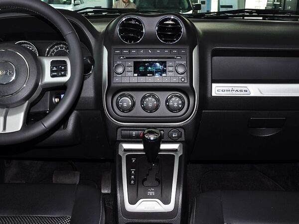 Jeep  改款 2.4L 自动 中控仪表台总特写