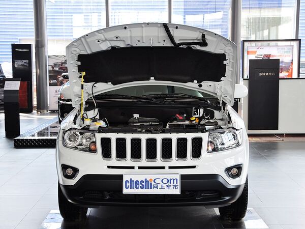 Jeep  改款 2.4L 自动 车辆发动机舱整体