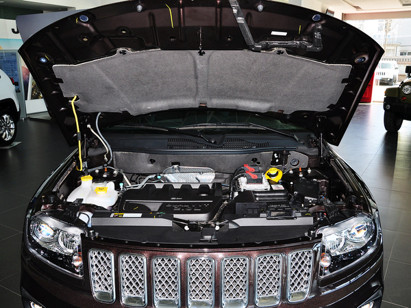 Jeep 改款 2.0L CVT 发动机局部特写