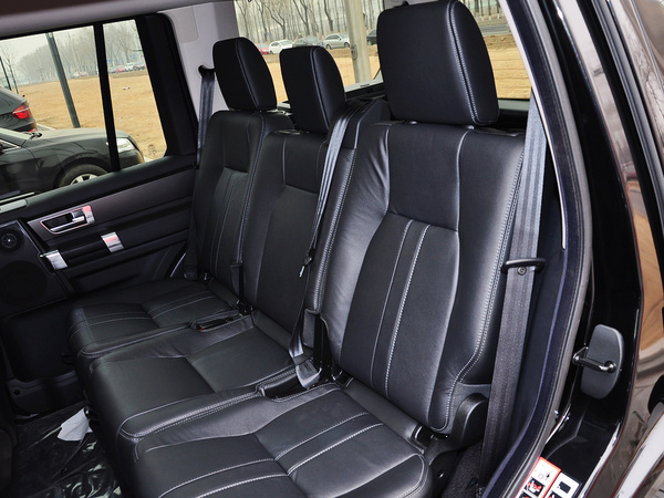 路虎  3.0T SD V6 第二排座椅45度视角