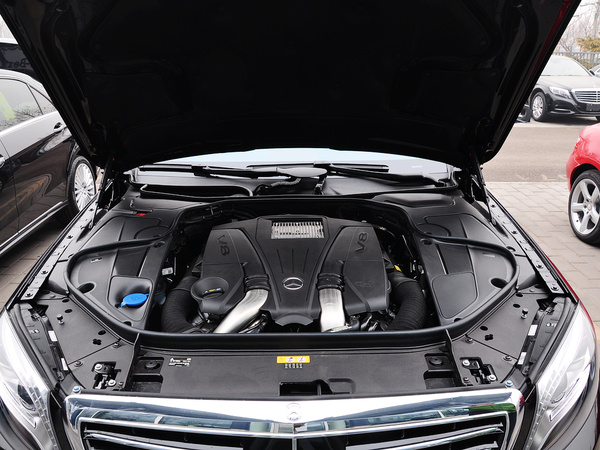奔驰(进口)  S500L 4.7T 自动 发动机局部特写