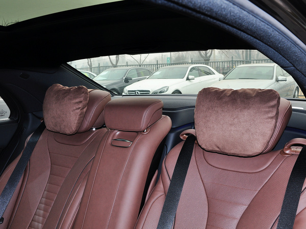 奔驰(进口)  S500L 4.7T 自动 第二排座椅头枕整体