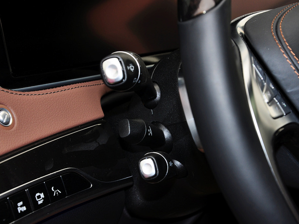 奔驰(进口)  S500L 4.7T 自动 方向盘调节