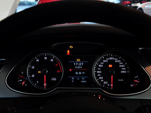 奥迪(进口)  40TFSI 2.0T DCT 方向盘后方仪表盘