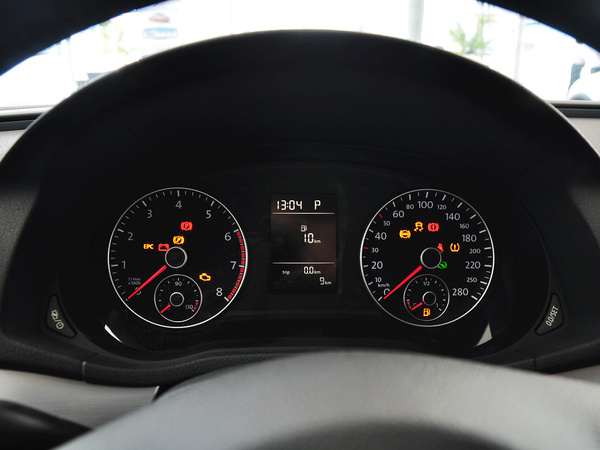 上汽大眾  1.8TSI DSG 方向盤(pán)后方儀表盤(pán)