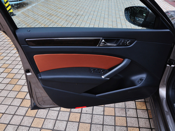 上海大众  3.0L V6 DSG 左前车门控制区特写
