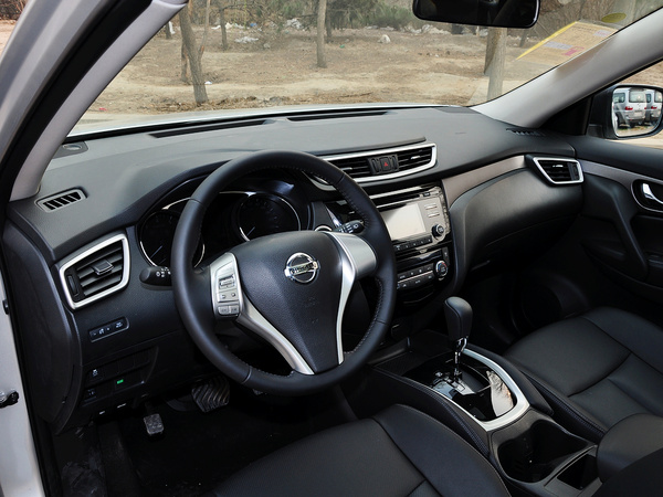 东风日产  2.0L XL CVT 中控台左侧
