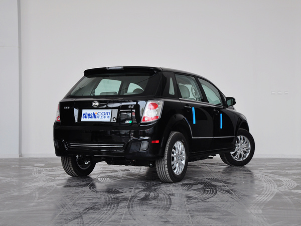 比亚迪  先行者 车辆右侧尾部视角