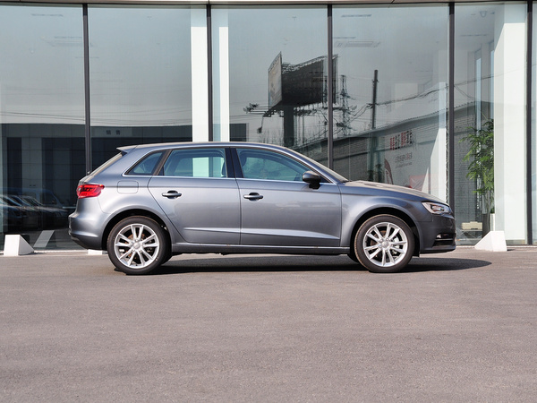 一汽奥迪  Sportback 35TFSI 车辆正右侧