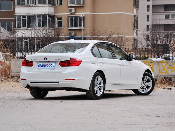 华晨宝马  320i 车辆右侧尾部视角