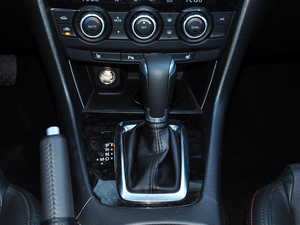 一汽马自达  2.5L 自动 挂档把手特写