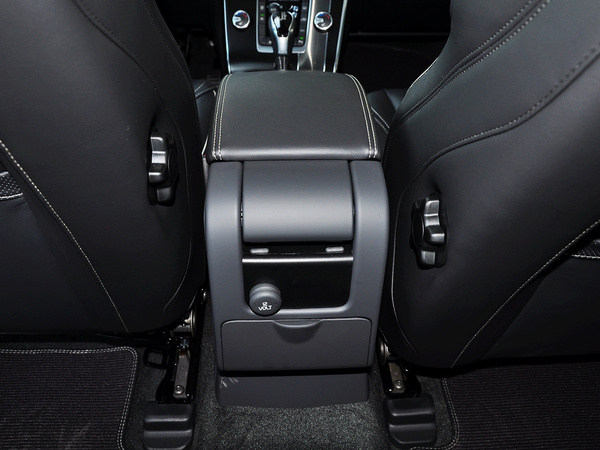 沃尔沃(进口) 改款 2.0T 自动 前排座椅中央后方整体