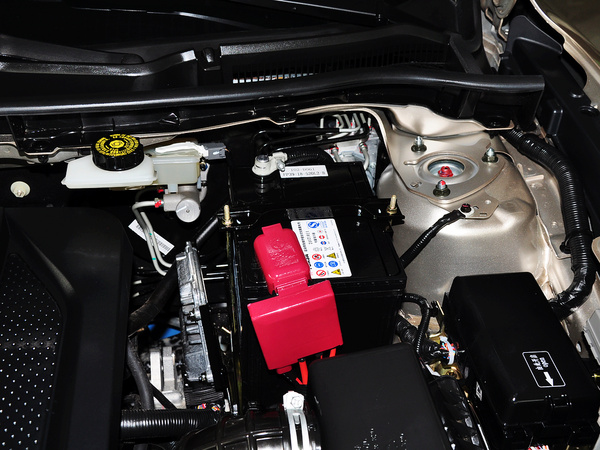 海马汽车  1.6L 自动 蓄电池特写