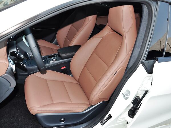奔驰(进口) CLA260 驾驶席座椅前45度视图