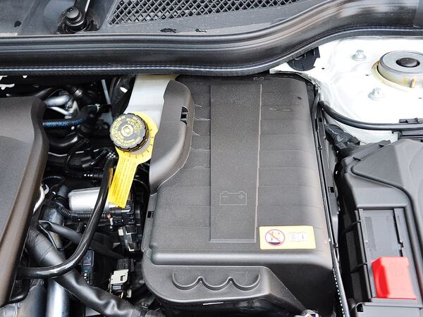 奔驰(进口)  CLA260 蓄电池特写