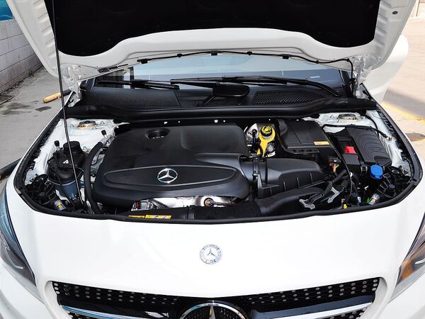 奔驰(进口)  CLA260 发动机局部特写