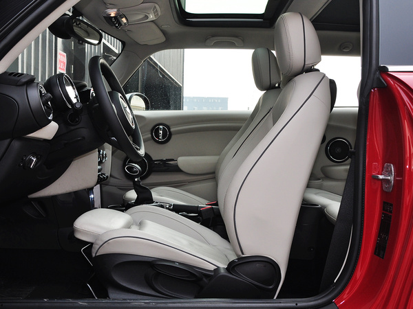 MINI  COOPER 驾驶席座椅正视图