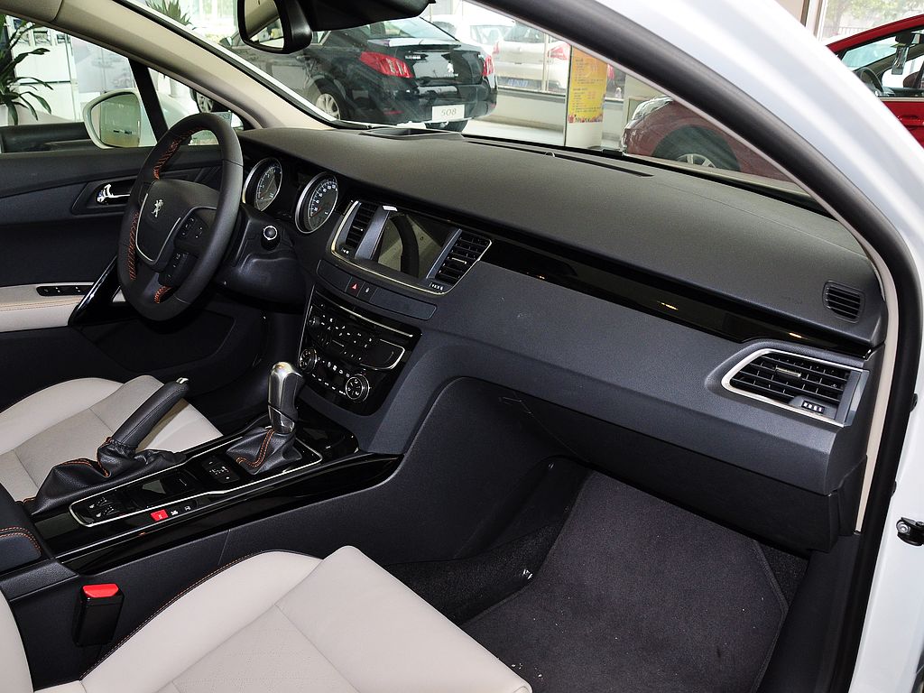 东风标致  2.3L 自动 中控台右侧