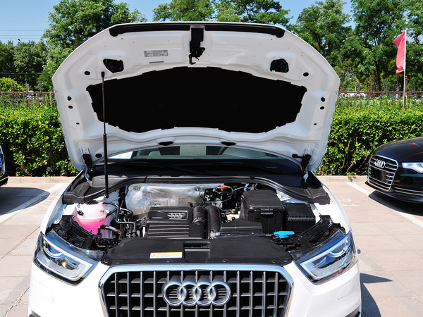 一汽奥迪  30 TFSI 发动机局部特写