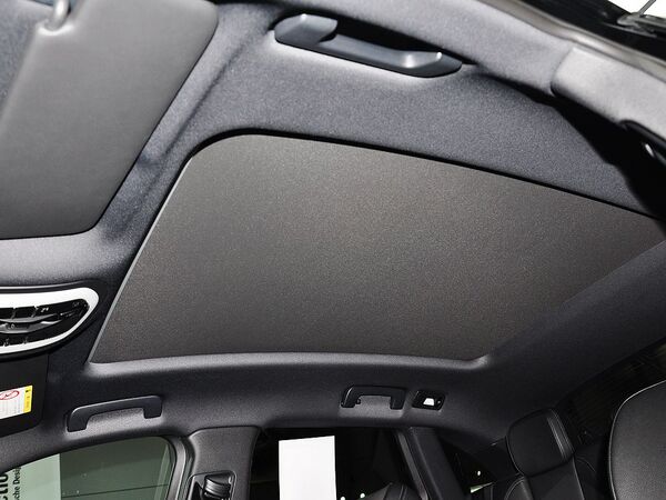 保时捷  2.0T 第二排车顶上方