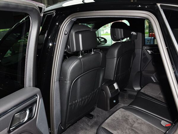 保时捷  2.0T 第一排座椅靠背后方