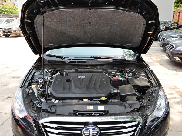 一汽奔腾  2.0L 手动 发动机局部特写