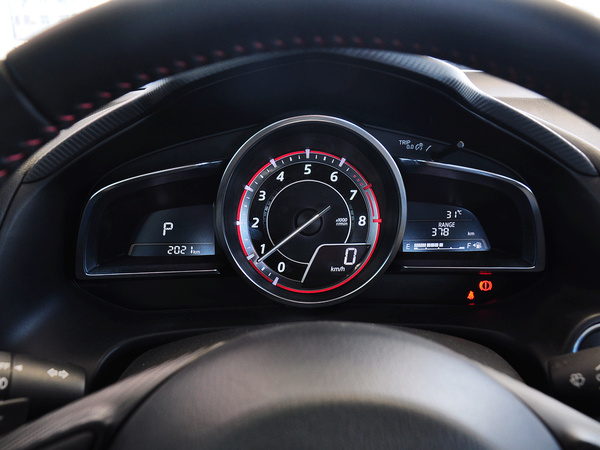 长安马自达  三厢 2.0L 自动 方向盘后方仪表盘