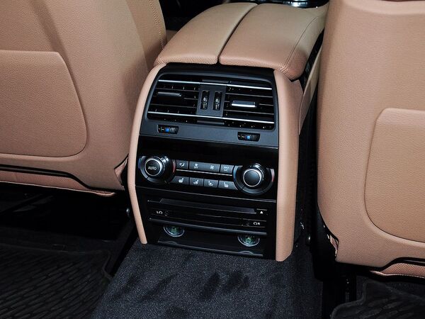 宝马(进口)  7系 前排座椅中央后方整体