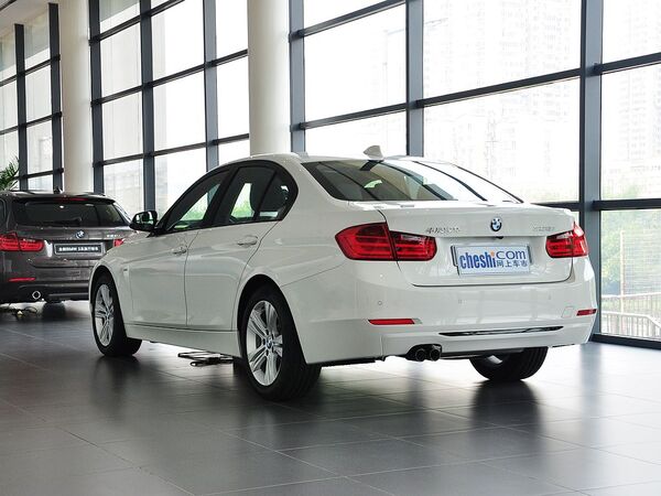 华晨宝马 328i 车辆左后45度视角