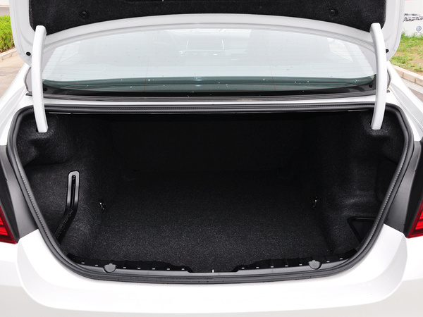 华晨宝马 528Li 后备箱局部特写