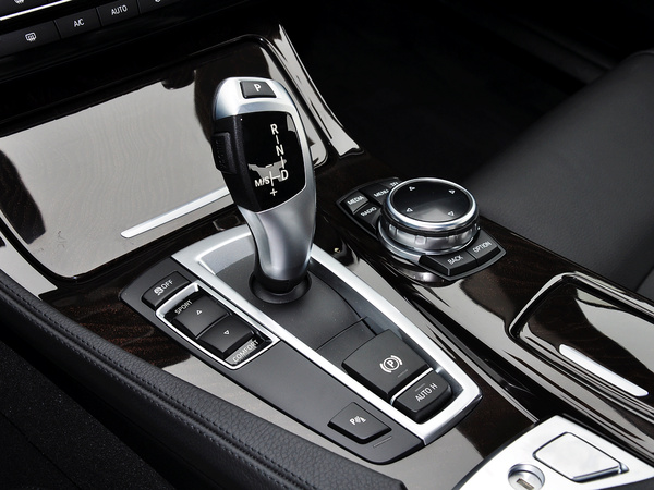 华晨宝马 528Li 挂档把手特写