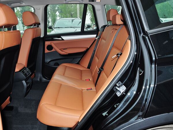 宝马(进口) xDrive28i 第二排座椅正视图