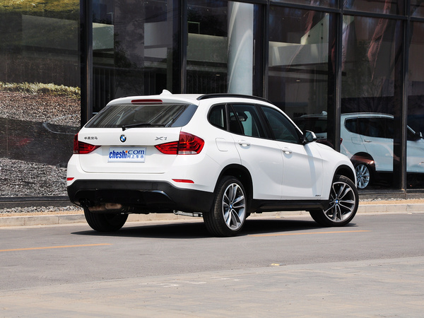 华晨宝马  sDrive18i 车辆右侧尾部视角