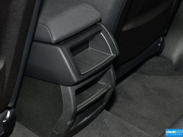 宝马(进口)  xDrive20i 驾驶席座椅头枕特写