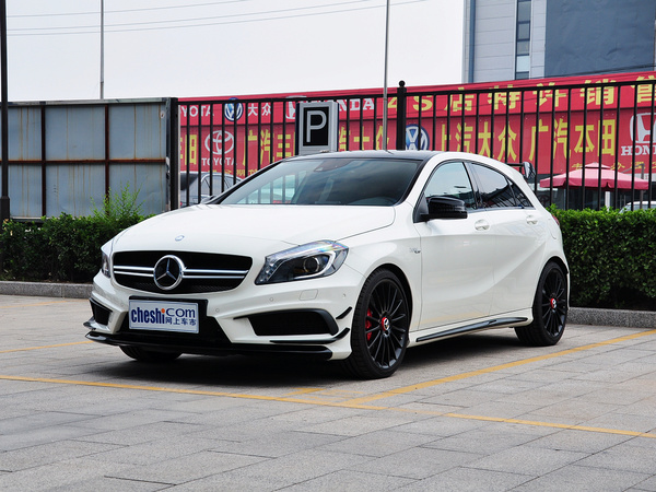 奔驰AMG  A45 AMG 车辆左前45度视角