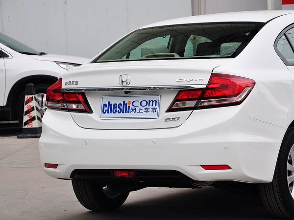 东风本田  1.8L 自动 车辆尾部特写