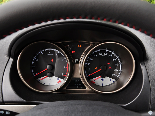 吉利汽车  2.0L 自动 方向盘后方仪表盘