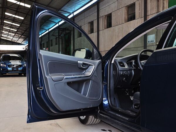 沃尔沃(进口) 2.0T 自动 左前车门45度视角