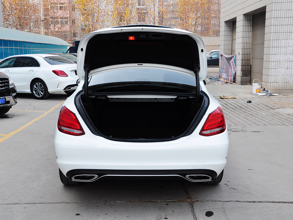 北京奔驰  C 180 L 后备箱整体特写