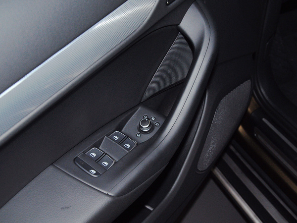 一汽奥迪 35 TFSI 左前车门控制区特写