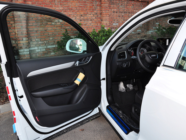 一汽奥迪  30 TFSI 左前车门45度视角