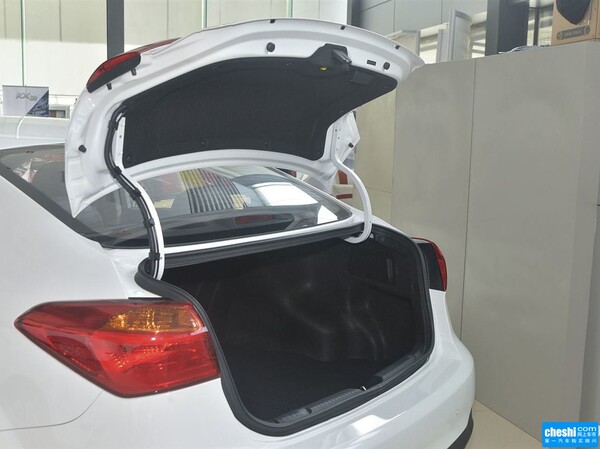 东风悦达起亚 1.6L 自动 后备箱整体特写