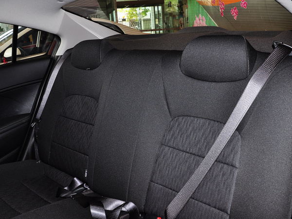 东风悦达起亚 1.6L 自动 第二排座椅45度视角