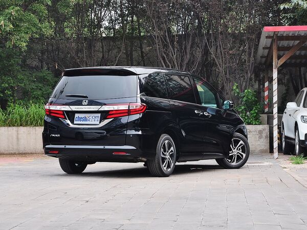 广汽本田  2.4L CVT 车辆右侧尾部视角